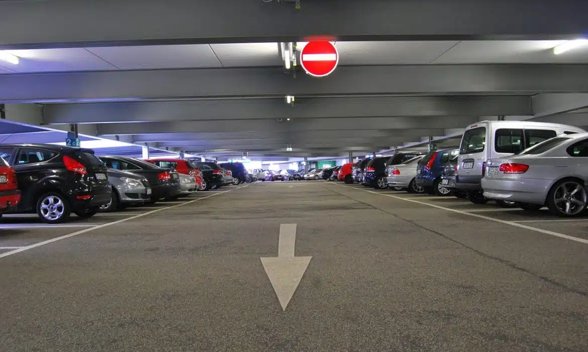 Les dimensions standard des places de parking : ce que vous devez savoir